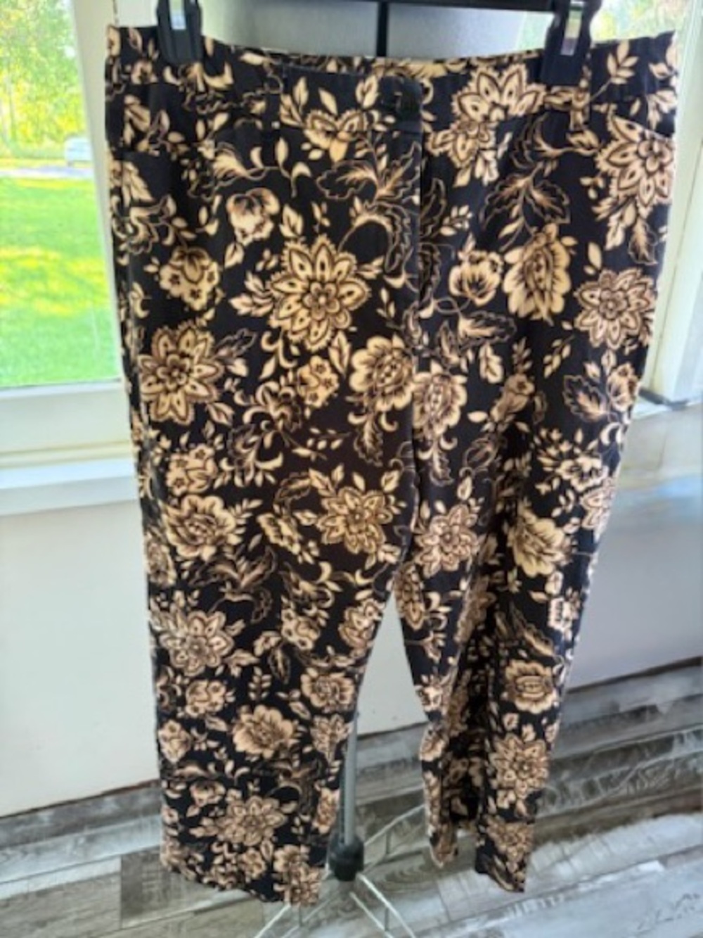 NWOT JONES NEW YORK Floral Print Capris w/Flat Front, Zipper Closure, Pockets